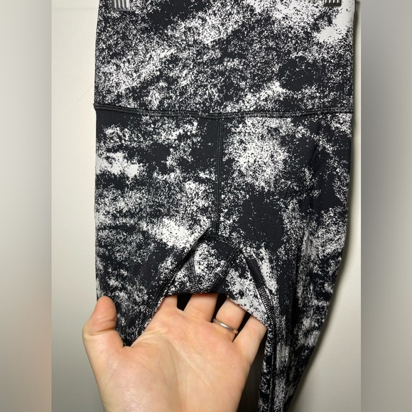 Lululemon Women Wunder Under Hugh Rise Black and white Leggings in 2 - Picture 6 of 11